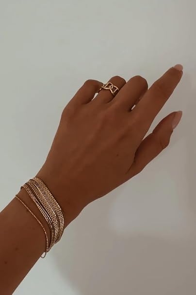 سوار سلسلة متعدد الخيوط من الستانلس ستيل عالي الجودة مطلي بالذهب بتصميم عصري متعدد الطبقات قابل للتعديل، يمنح إطلالة أنيقة وفاخرة مع تفاصيل متداخلة تضيف مظهرًا جذابًا .من فيروز جوليري.