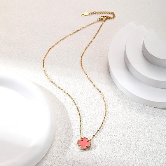 عقد بدلاية على شكل زهرة البرسيم للنساء ستنالس ستيل مطلي بالذهب عيار 18 قيراط، عقد باربع اوراق برسيم بتصميم بسيط مناسب كهدية للنساء من فيروز جوليري