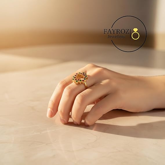 خاتم نسائي مرصع بأحجار ملونة خضراء وحمراء من ستانلس ستيل مطلي بالذهب – تصميم زهرة دائرية فاخر وأنيق لإطلالة جذابة في جميع المناسبات من فيروز جوليري