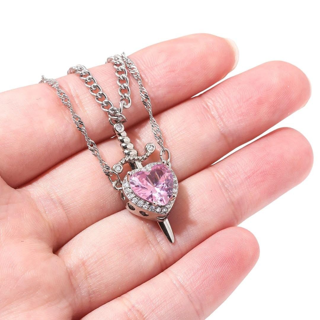 قلادة كابلز بتصميم قلب وسيف من الستانلس ستيل عالي الجودة مطلية بالذهب عيار 18 قيراط، تجمع بين رمزية الحب والقوة في قطعة أنيقة وفريدة، ، مثالية للأزواج والعشاق،من فيروز جوليري.