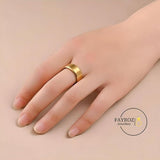 دبلة نسائية أنيقة بعرض 8 مم من ستانلس ستيل عالي الجودة مقاومة للصدأ والخدوش – تصميم عصري فاخر بثبات لون ولمعان دائم – خاتم راقٍ مناسب للارتداء اليومي . من فيروز جوليري