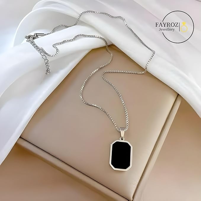 قلادة مربعة أنيقة من ستانلس ستيل عالي الجودة مطلية بالذهب عيار 18 قيراط – تصميم فاخر وبسيط مقاوم للصدأ والخدوش – إكسسوار راقٍ يضيف لمسة فخامة . من فيروز جوليري.
