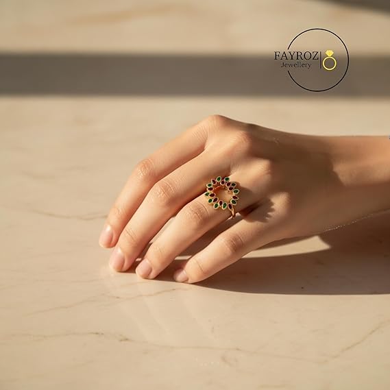 خاتم نسائي مرصع بأحجار ملونة خضراء وحمراء من ستانلس ستيل مطلي بالذهب – تصميم زهرة دائرية فاخر وأنيق لإطلالة جذابة في جميع المناسبات من فيروز جوليري