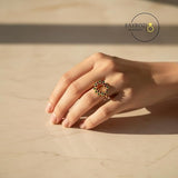 خاتم نسائي مرصع بأحجار ملونة خضراء وحمراء من ستانلس ستيل مطلي بالذهب – تصميم زهرة دائرية فاخر وأنيق لإطلالة جذابة في جميع المناسبات من فيروز جوليري
