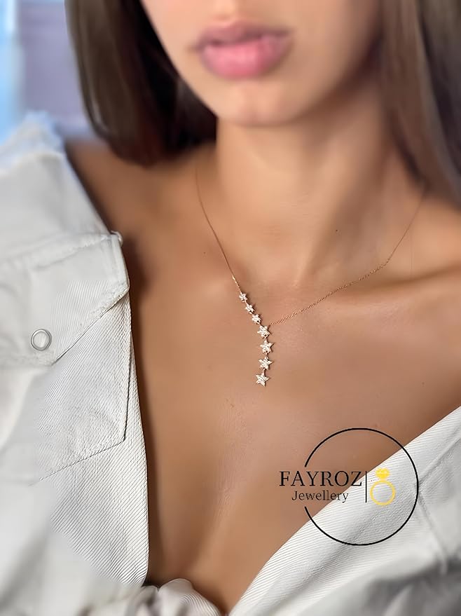 قلادة نسائية فاخرة من ستانلس ستيل على شكل نجمة مرصّعة بماسة مستديرة لامعة – تصميم أنيق يجمع بين الرقي واللمعان الدائم، مثالية للهدايا ولإطلالة أنثوية مميزة . من فيروز جوليري .