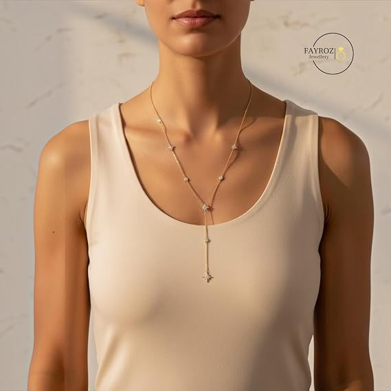 سلسلة جرافته نجوم نسائية بتصميم طويل وعصري، مزينة بتفاصيل فصوص زركون صناعي لامعة موزعة بشكل أنيق على السلسلة، لتمنح الرقبة إطلالة راقية وجذابة تناسب مختلف الأذواق. من فيروز جوليري .