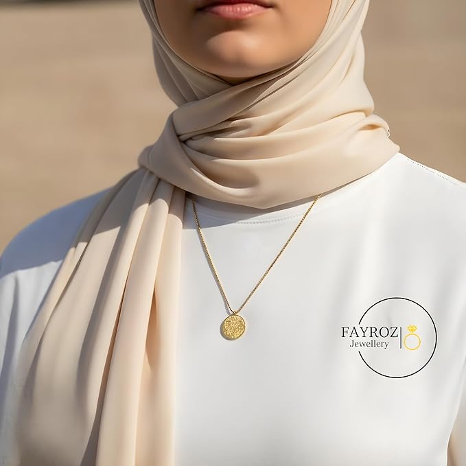 قلادة دائرية أنيقة محفور عليها آية الكرسي من ستانلس ستيل عالي الجودة – تصميم روحاني فاخر يجمع بين الجمال والحماية والطمأنينة، مثالية للارتداء اليومي وكهدية . من فيروز جوليري .