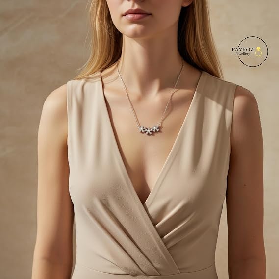 سلسلة نسائية من ستانلس ستيل مطلية بالذهب عيار 18 قيراط بتصميم ثلاث زهور مرصعة بزركون صناعي مع لؤلؤ، قلادة أنيقة مقاومة للصدأ وثابتة اللون، هدية للبنات والسيدات – فيروز جوليري