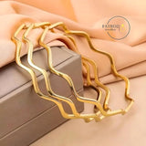 طقم 3 غوايش نسائية بتصميم مموج أنيق من ستانلس ستيل عالي الجودة مطلي بالذهب عيار 18 قيراط – مقاومة للصدأ والخدوش بثبات لون ولمعان يدوم طويلًا – . من فيروز جوليري .