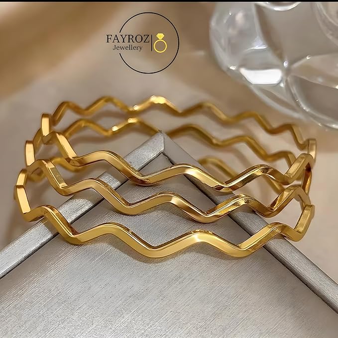 طقم 3 غوايش نسائية بتصميم مموج أنيق من ستانلس ستيل عالي الجودة مطلي بالذهب عيار 18 قيراط – مقاومة للصدأ والخدوش بثبات لون ولمعان يدوم طويلًا – . من فيروز جوليري .