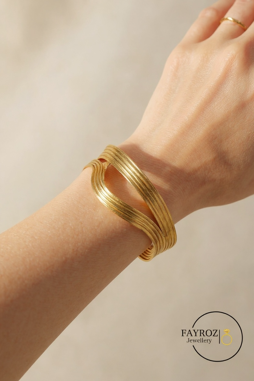 مجموعة أساور نسائية من ستانلس ستيل عالي الجودة مطلية بالذهب عيار 18 قيراط – تصاميم مختلفة وجذابة تجمع بين الأناقة والعصرية ومقاومة للصدأ – من فيروز جوليري .