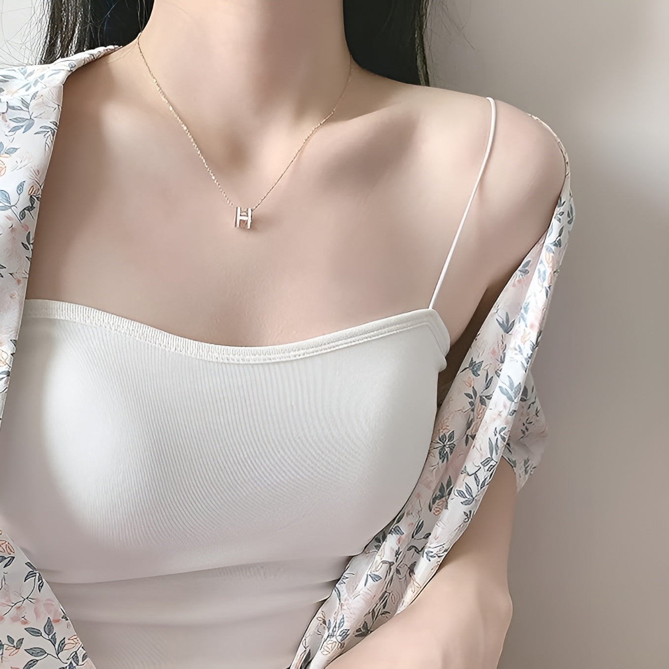 قلادة على شكل حرف H للنساء ستانلس مطلية بالذهب عيار 18 قيراط بتصميم حروف كلاسيكية لطيفة، قلادة بدلاية مجوهرات هدايا للنساء من فيروز جوليري .