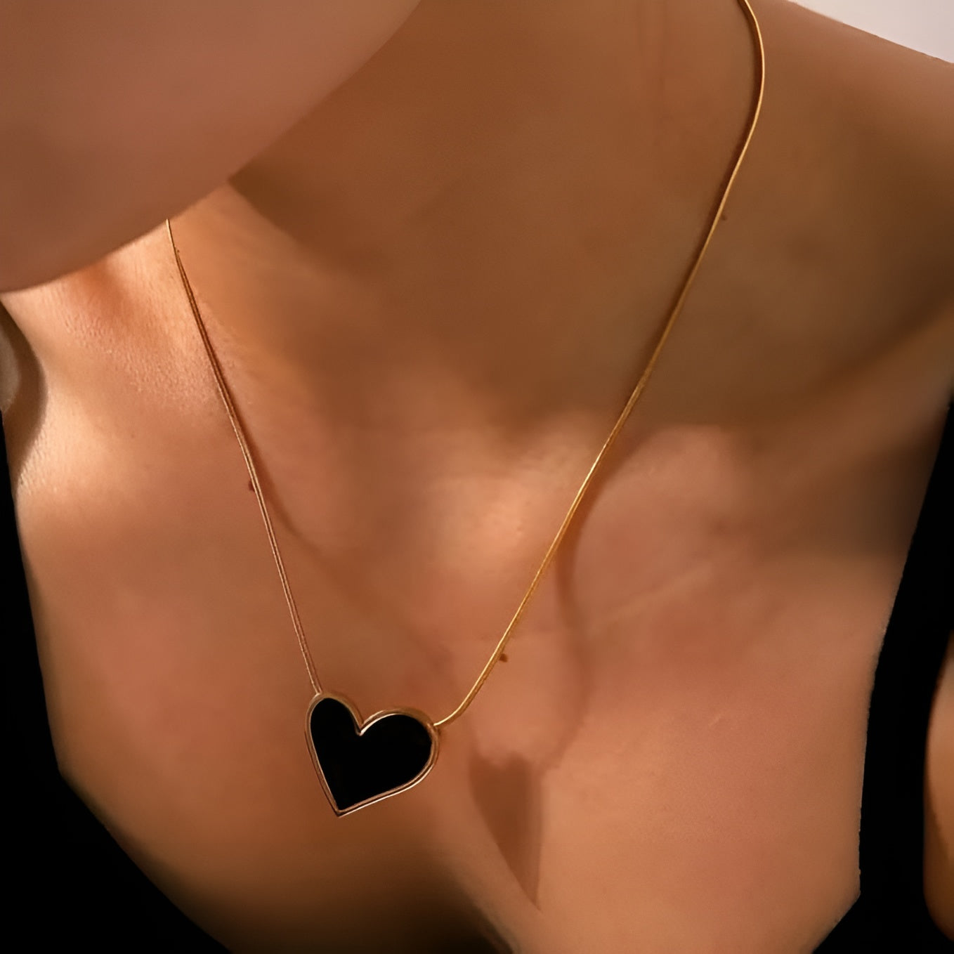 ة قلادة نسائية أنيقة على شكل قلب - ستانلس ستيل مطلية بالذهب عيار 18 قيراط مع تعليقة رخامية وسوداء و بيضاء غير لامعة، هدية عيد الحب لها، هدية يوم الأم، للنساء من فيروز جوليري.