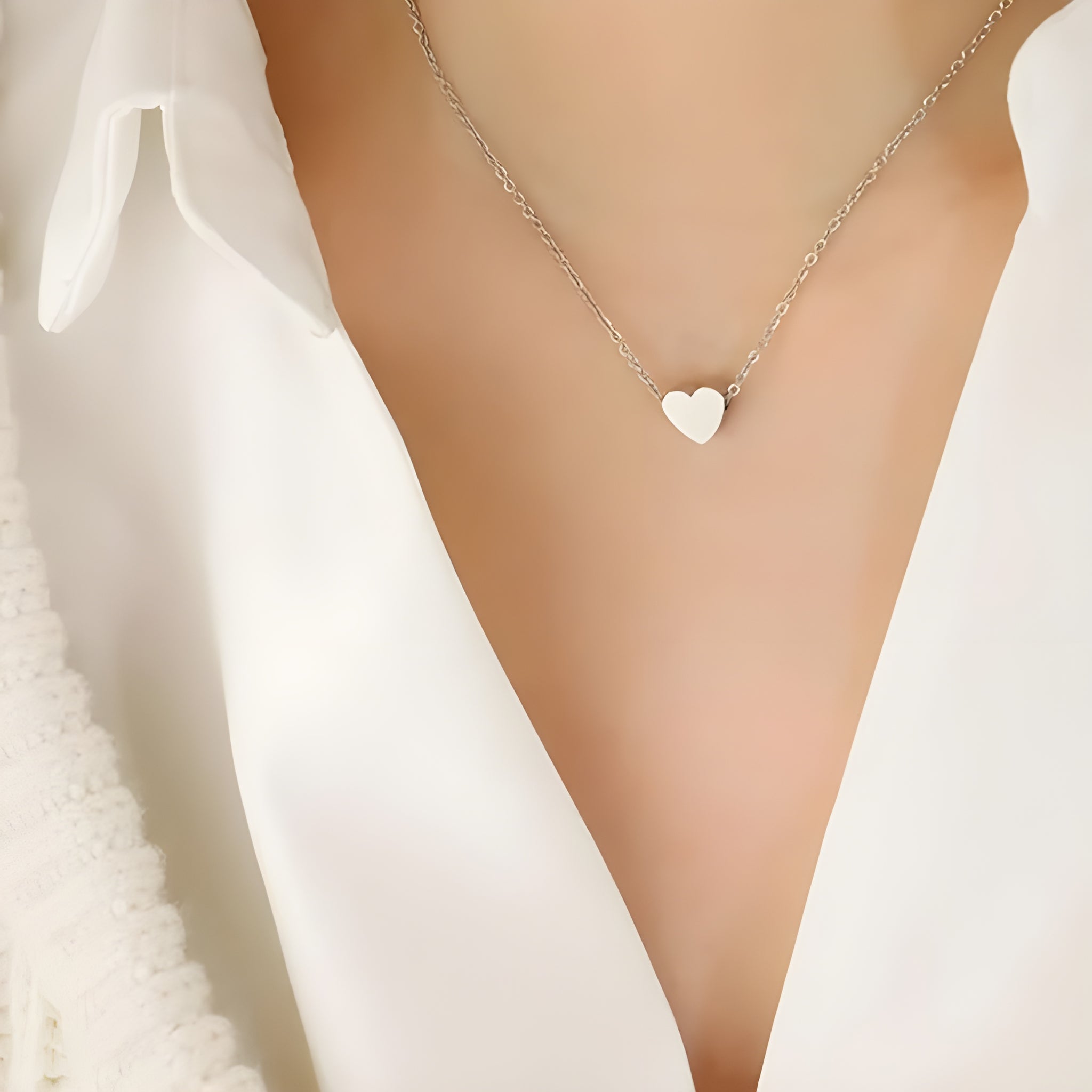 سلسلة قلب صغير من الستانلس ستيل مطلي بالذهب عيار 18 قيراط للنساء بتصميم أنيق وعصري يناسب الإطلالات اليومية والمناسبات الخاصة . من فيروز جوليري.ن