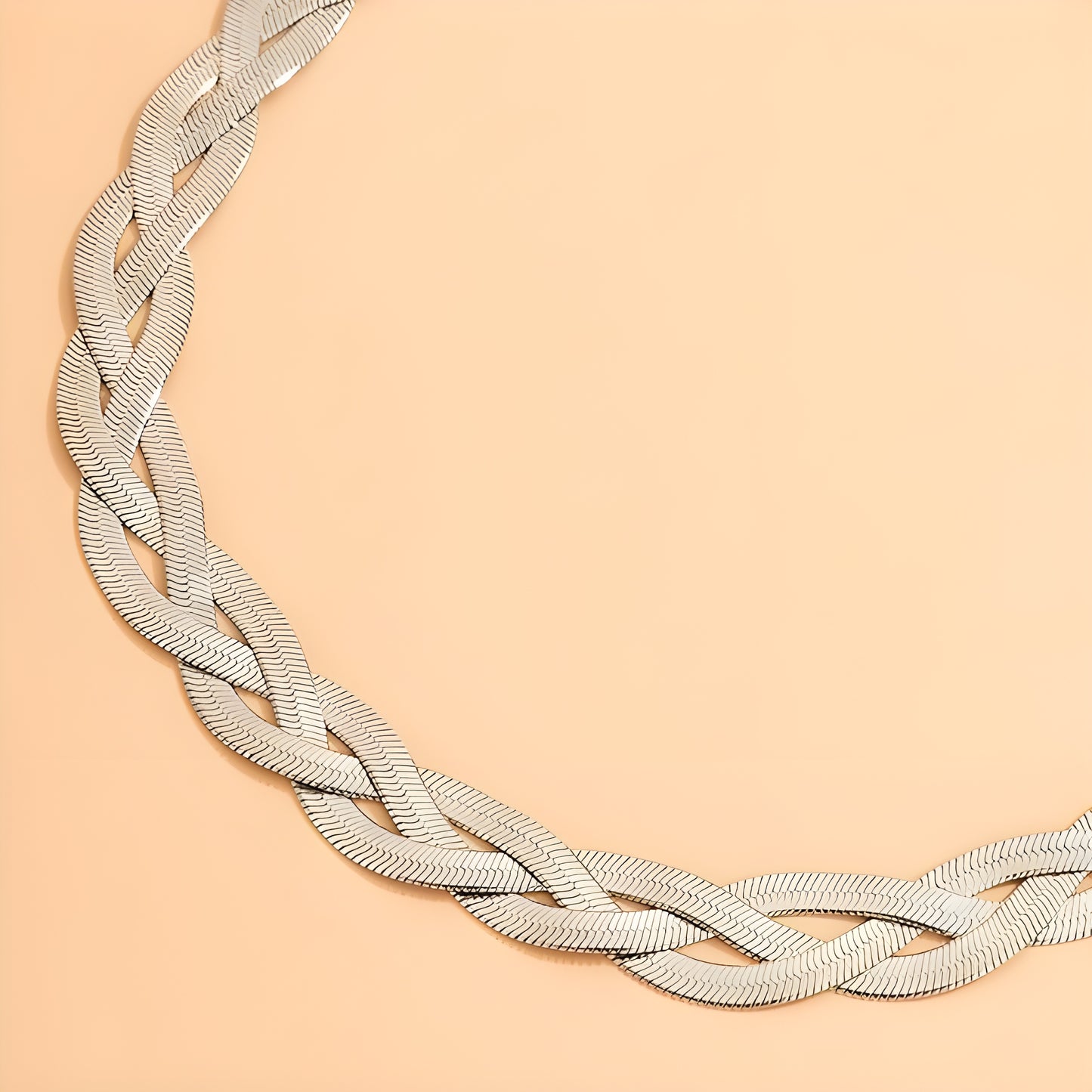 قلادة شوكر ثلاثية الالوان من الستانلس ستيل مطلي بالذهب عيار 18 قيراط ، سلسلة متعرجة مضفرة ثلاثية الالوان للنساء, معدن, لا أحجار كريمة. من فيروز جوليري .