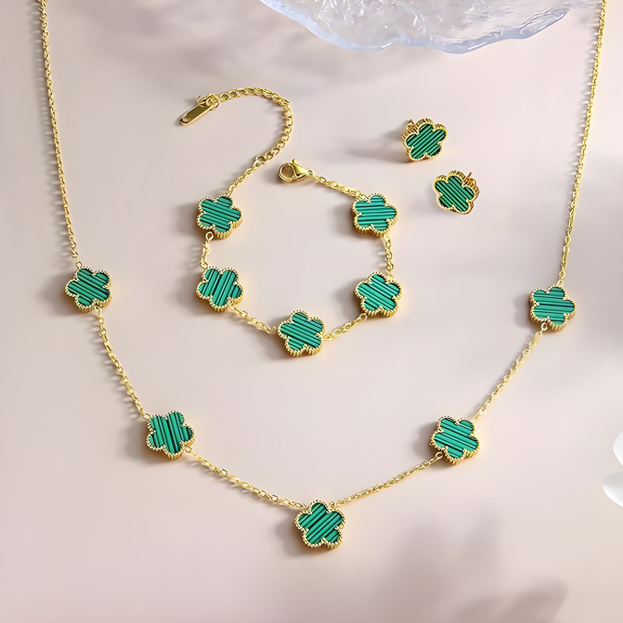 طقم مجوهرات للنساء والفتيات ، مصنوع من الستانلس ستيل المطلي بالذهب عيار 18 قيراط على الوجهين، مكون من قلادة واقراط وسوار قابل للتعديل، هدايا عيد الميلاد، 3 قطع. من فيروز جوليري