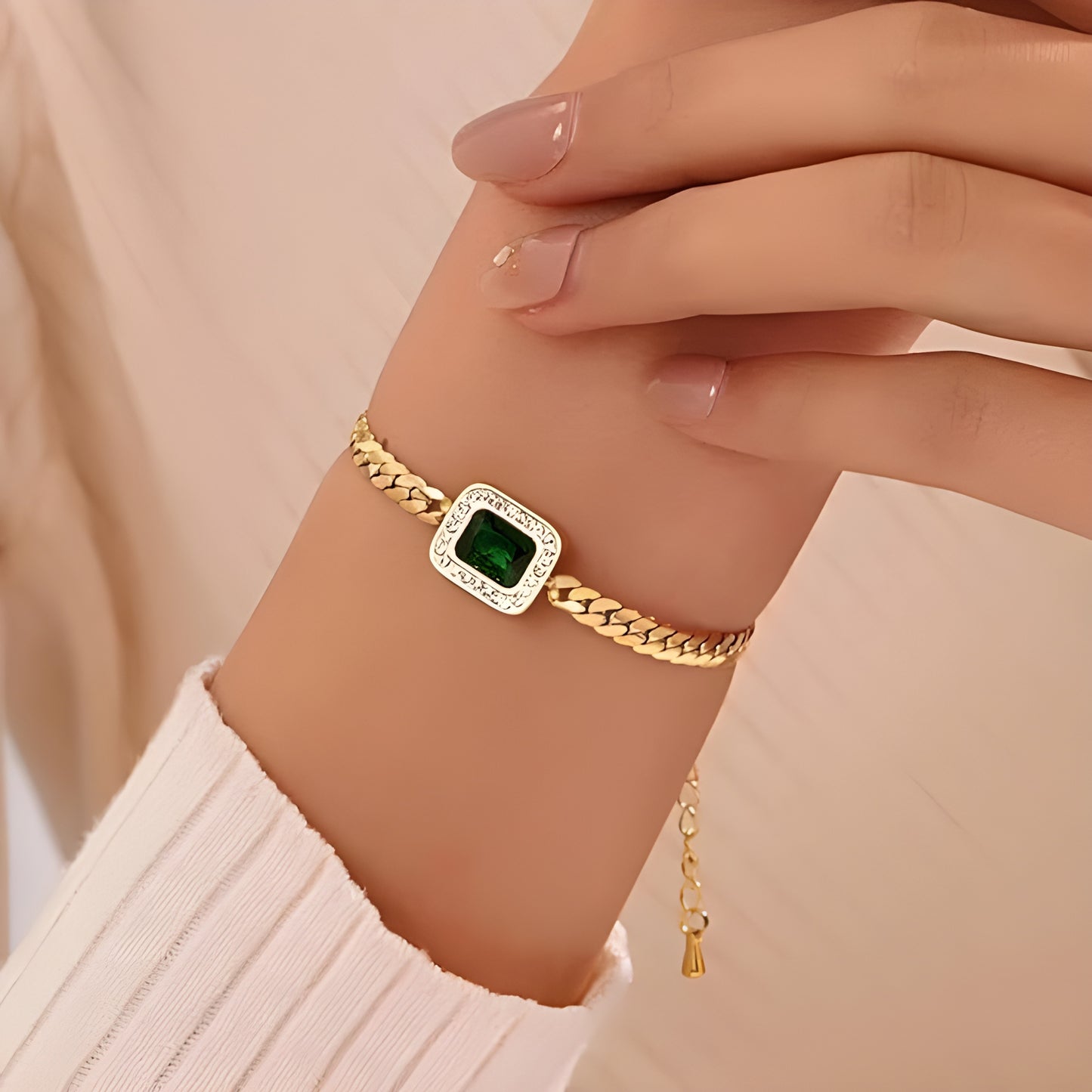 مجموعة مجوهرات ليجنت من الستانلس ستيل المطلي بالذهب عيار 18 قيراط بتصميم مربع و زمرد اخضر وكريستال ابيض للنساء والبنات ويناسب جميع الاشخاص من فيروز جوليري .