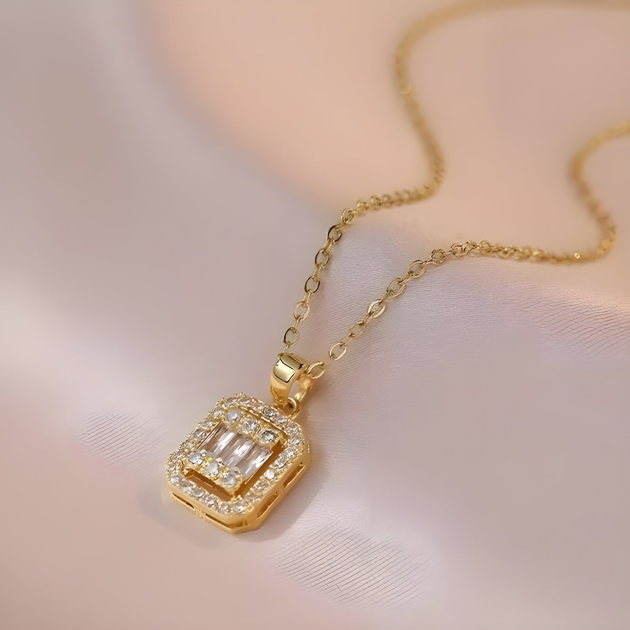 سلسلة ألماس رقيقة بإطار لامع من الستانلس ستيل عالي الجودة مطلية بالذهب عيار 18 قيراط بتصميم فاخر وأنيق لإطلالة جذابة تناسب الهدايا والمناسبات الخاصة .من فيروز جوليري.