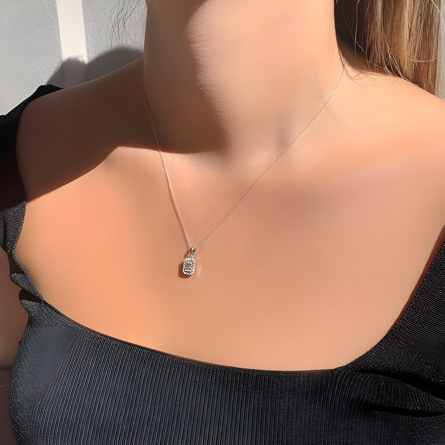 سلسلة ألماس رقيقة بإطار لامع من الستانلس ستيل عالي الجودة مطلية بالذهب عيار 18 قيراط بتصميم فاخر وأنيق لإطلالة جذابة تناسب الهدايا والمناسبات الخاصة .من فيروز جوليري.