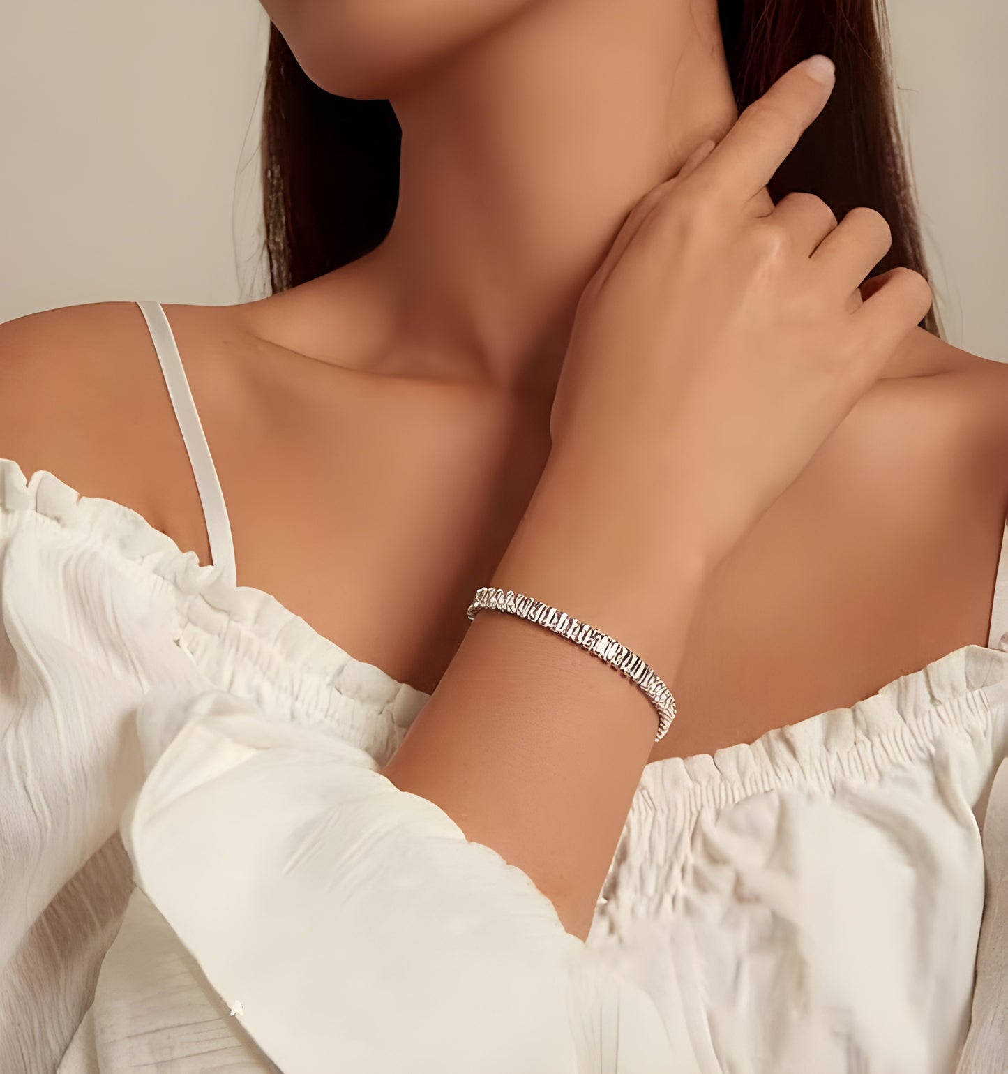 مجموعة مجوهرات مكونة من سوار تنس باجيت واقراط حلقية مطلية بالذهب عيار 18 قيراط للنساء بطول 7 انش، هدايا عيد ميلاد للنساء ويناسب جميع الاشخاص من فيروز جوليري .